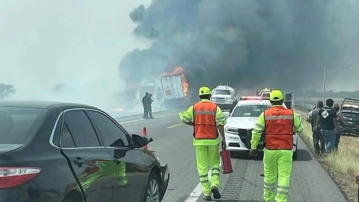Dos tráileres y dos vehículos particulares completamente incendiados