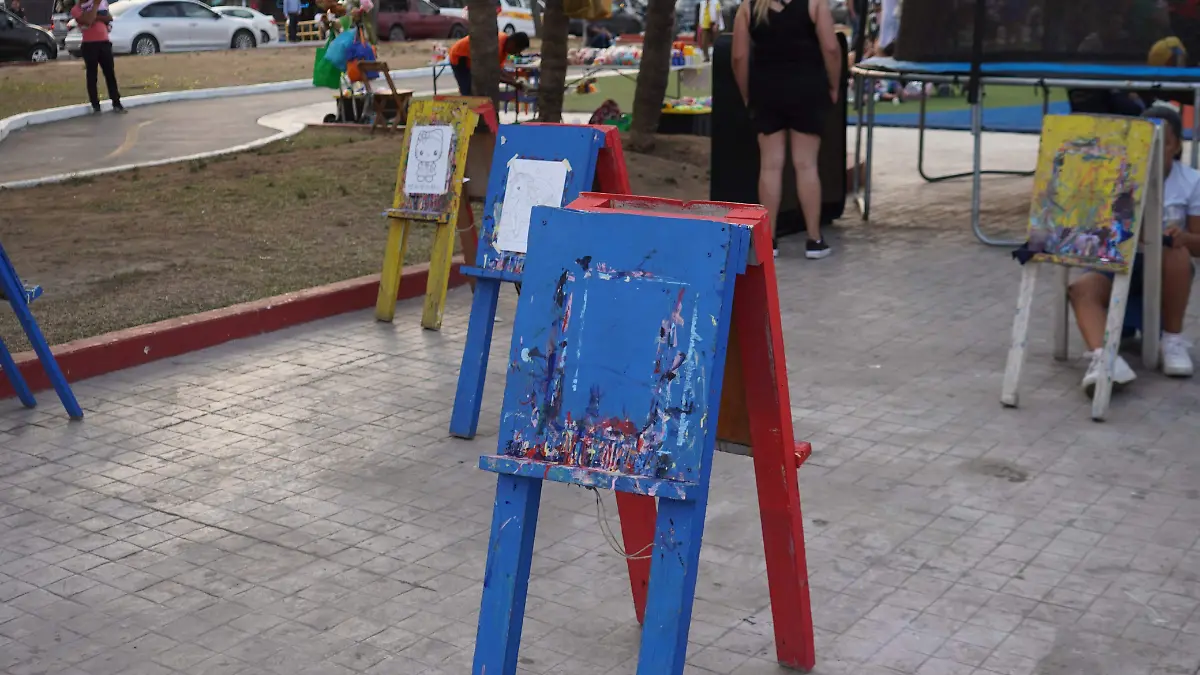 Una brocha, pintura con base de agua y una hoja en blanco es suficiente para pintar