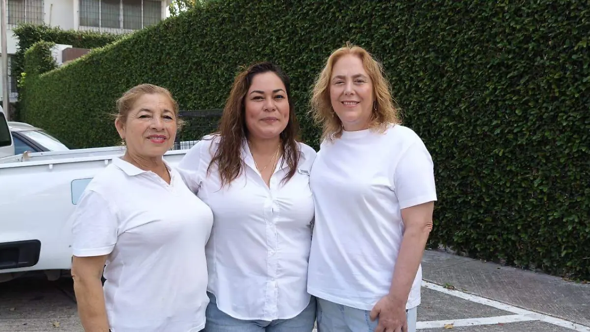 Yahaira Sarahi Cruz Aguilar, directora de Ecología y Medioambiente, acompañada por dos regidoras de Tampico