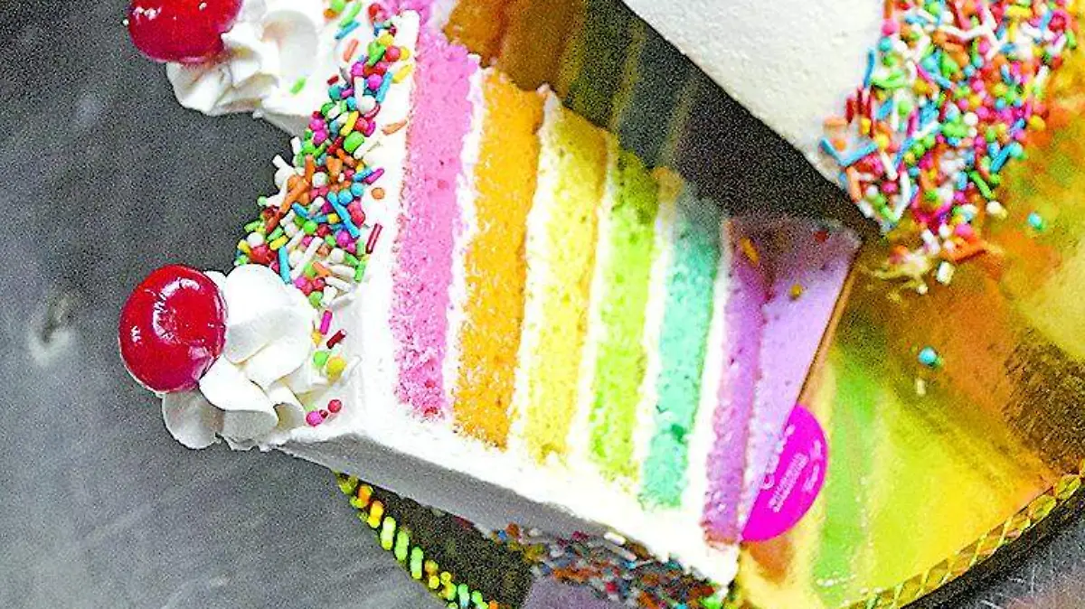 Pastel arcoíris, de vainilla con betún de mantequilla