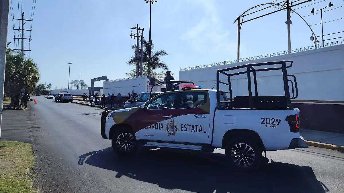 Autoridades acudieron a tomar conocimiento de los hechos afuera de la refinería en Ciudad Madero