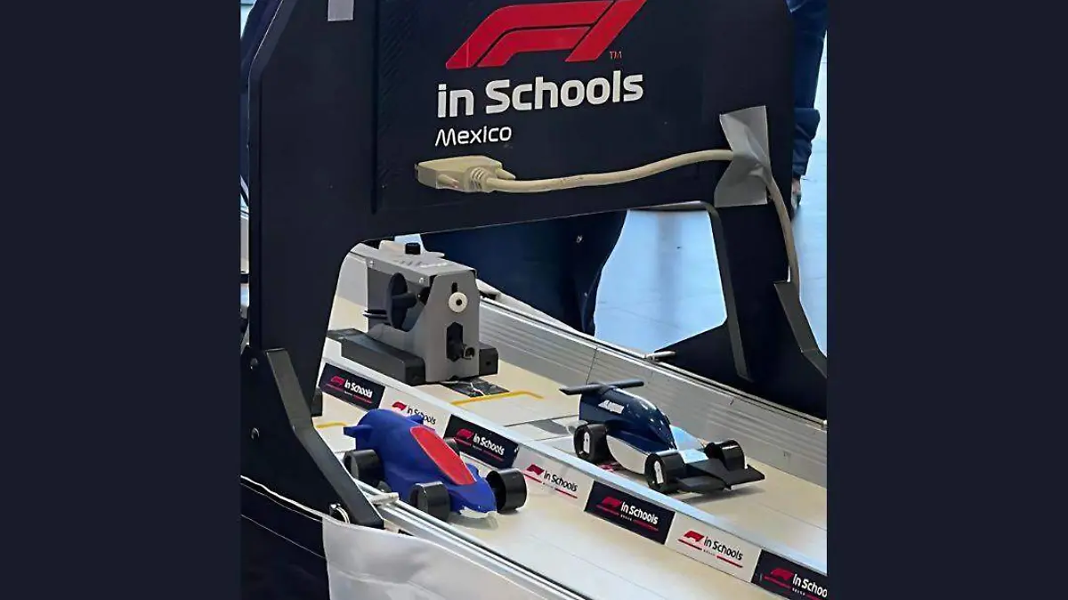 El grupo creó un monoplaza en miniatura impulsado por CO₂