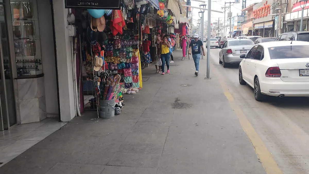 Varios negocios ocupan las banquetas, afectando el paso peatonal y causando molestias