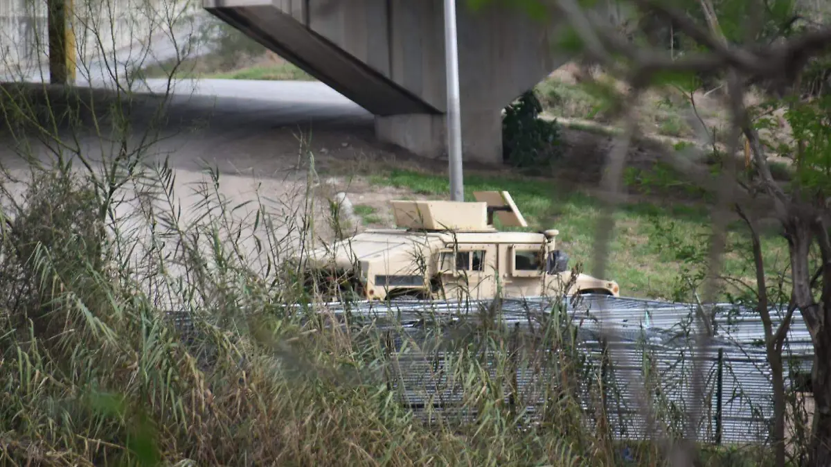 Personal de la patrulla fronteriza vigila el río Bravo del lado de Hidalgo, Texas