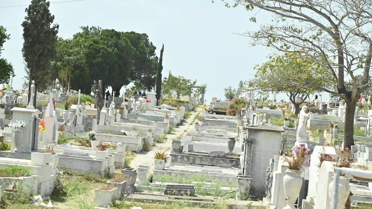 Ante la falta de espacio, los cementerios solo pueden expandirse de manera vertical