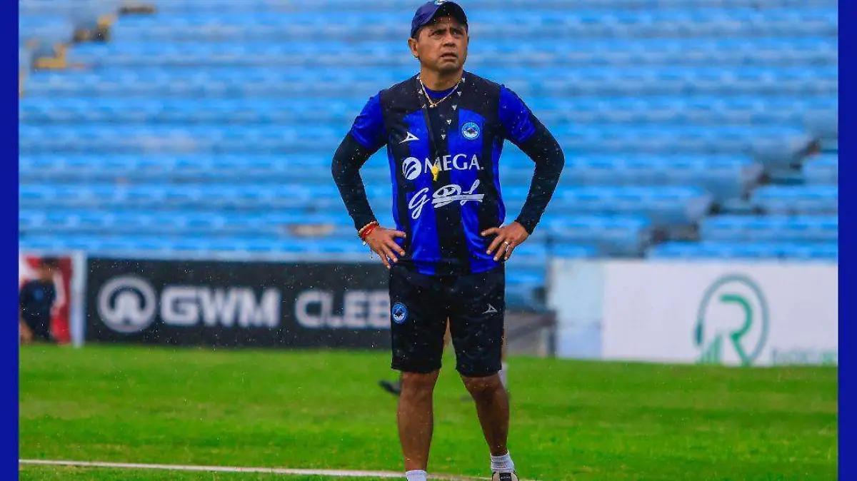 Marco Antonio "Chima" Ruiz, entrenador de la Jaiba, siempre al tanto de su equipo