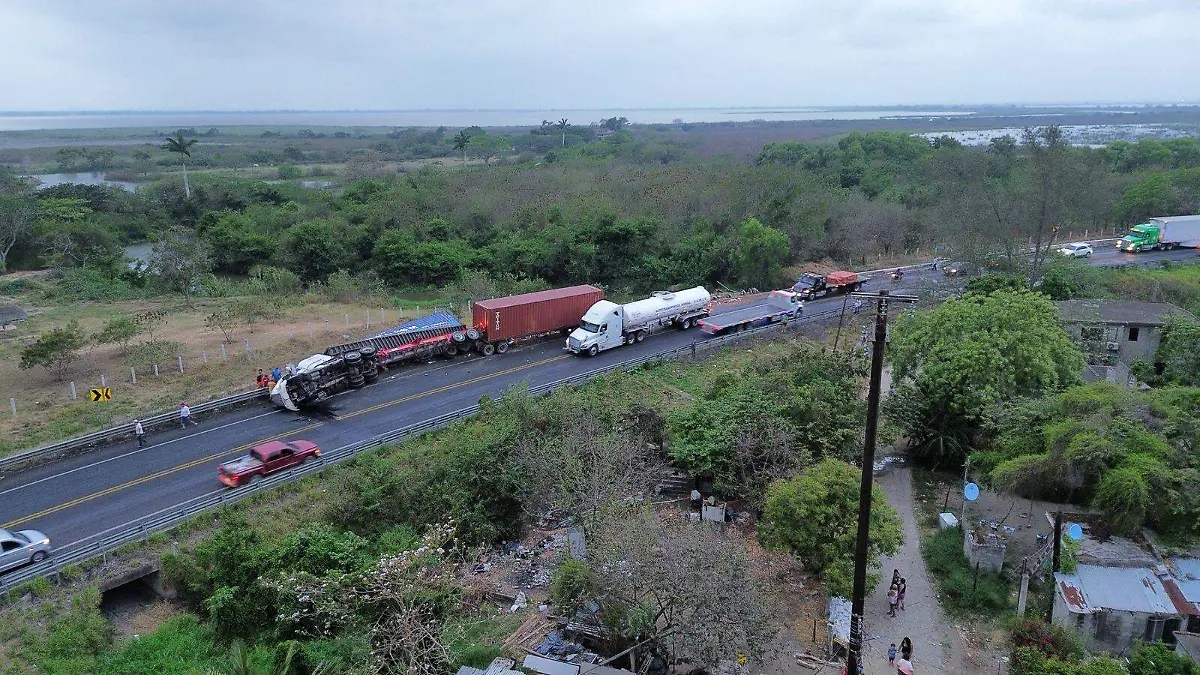 Volcadura de tráiler moviliza de inmediato a elementos de auxilio de Caminos y Puentes Federales (Capufe)