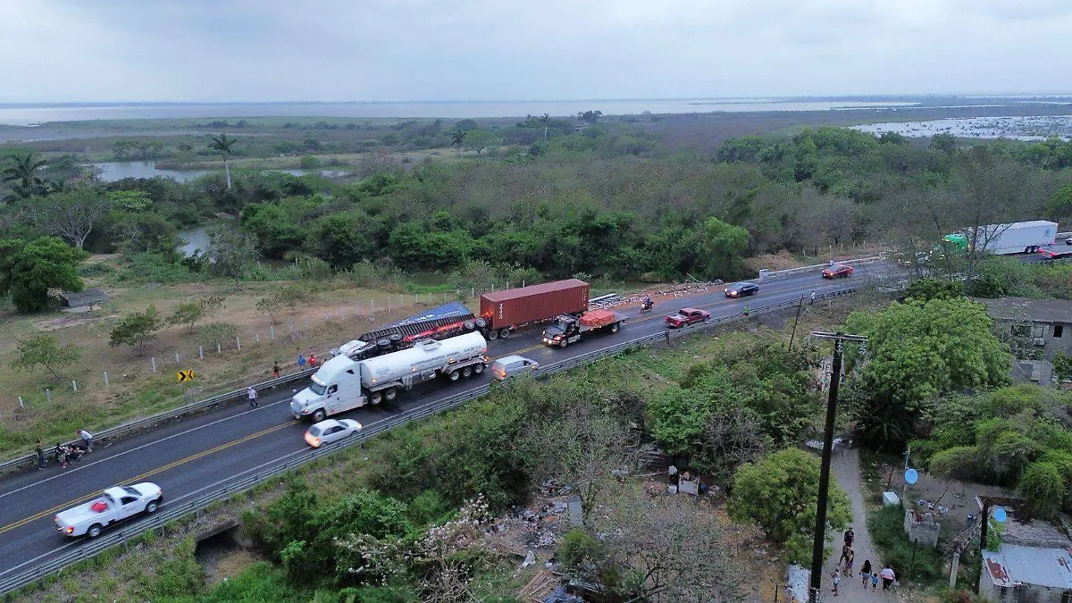 Volcadura de tráiler en el Libramiento Poniente de Tampico Jesús Bonifacio (2)