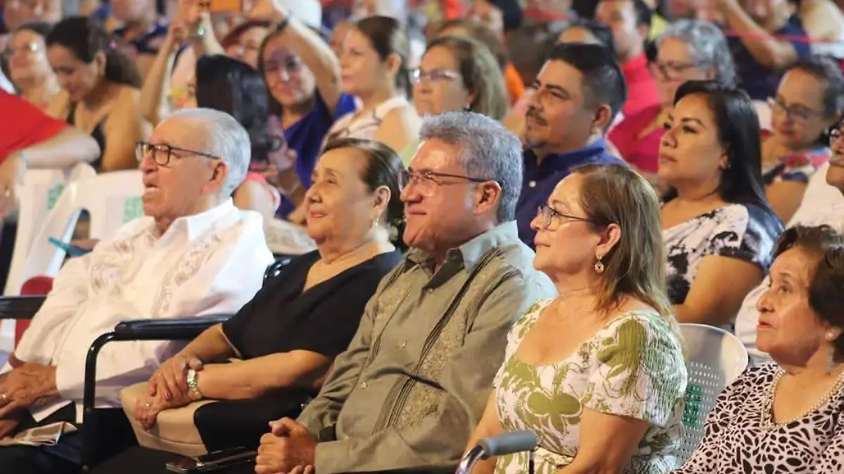  El evento fue encabezado por el presidente municipal, Armando Martínez Manríquez, y su esposa, Rossy Luque de Martínez