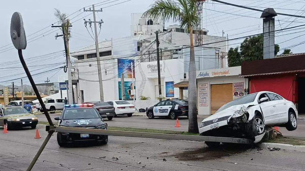 Conductor choca contra luminaria y termina sobre el camellón en Tampico Tránsito Tampico