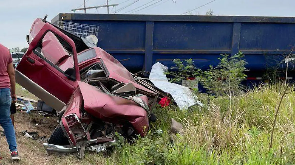 Se desprende remolque de un tráiler en la carretera Valles-Tampico