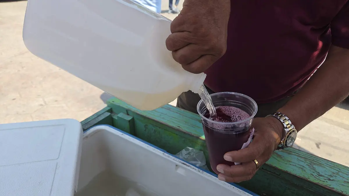 El comerciante asegura que sus precios son accesibles; el litro de huapilla lo vende en 35 pesos