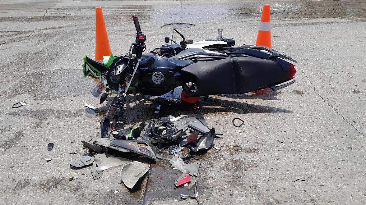 Así quedó la motocicleta tras el aparatoso accidente en el cruce de las calles Necaxa y Guatemala