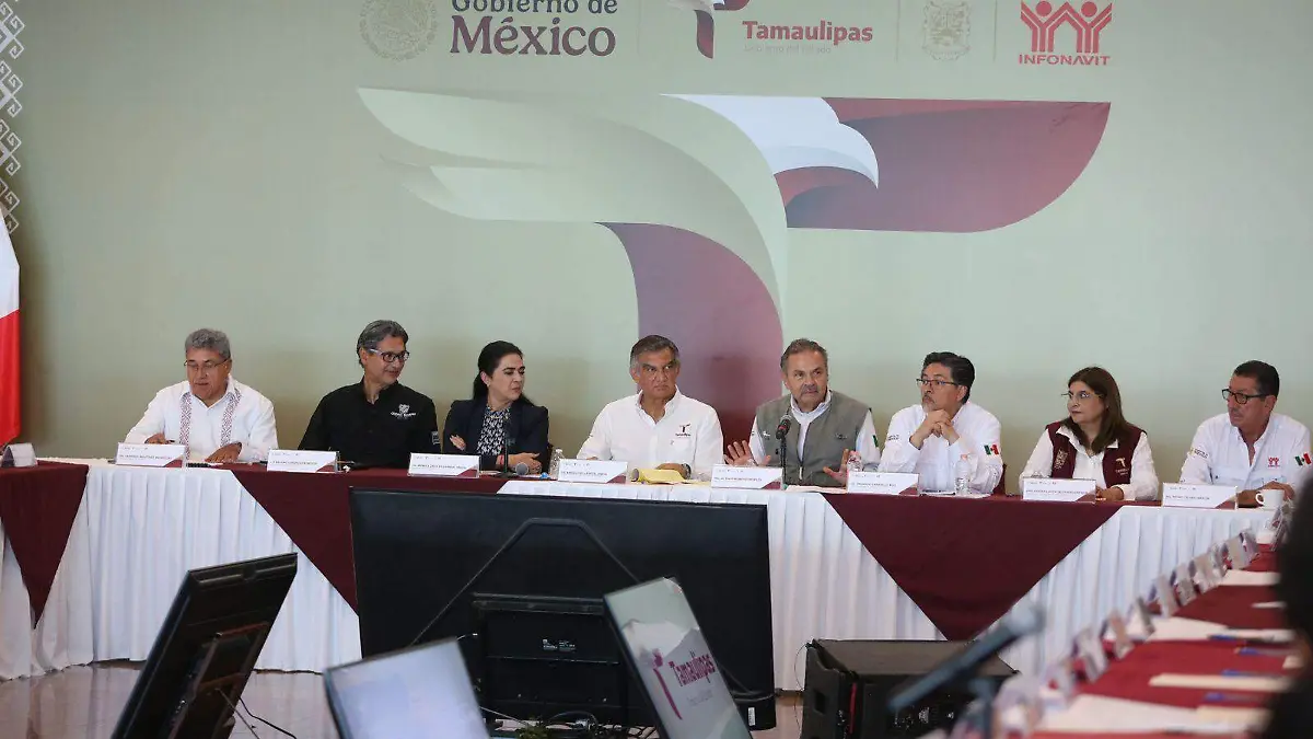 En la reunión se habló de otogar viviendas a personas que coticen sueldos de uno o dos salarios mínimos