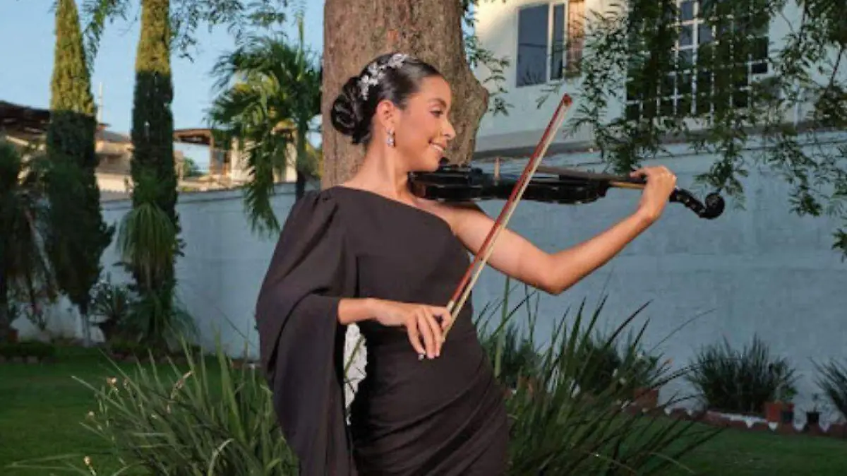 Isabela Bustos, la joven que une inglés y violín para preservar el Xantolo