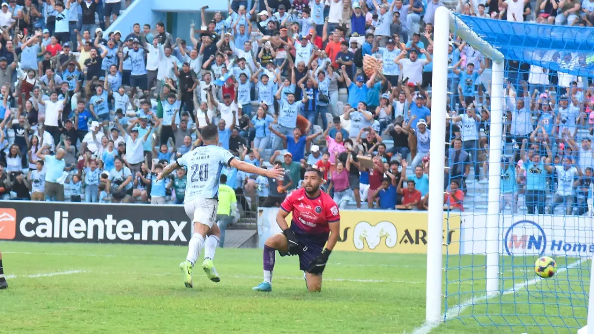 Los celestes celebraron el gol originado por la asistencia de Engelhart 