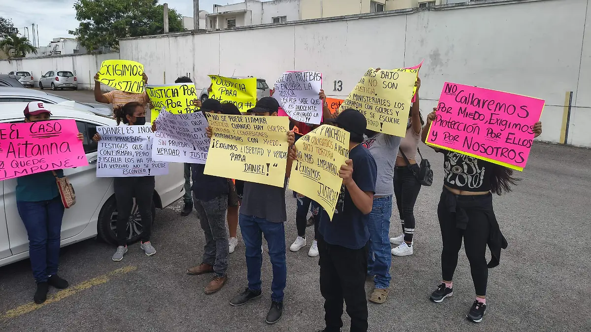 Familiares de los detenidos se manifiestan afuera del juzgado en Altamira