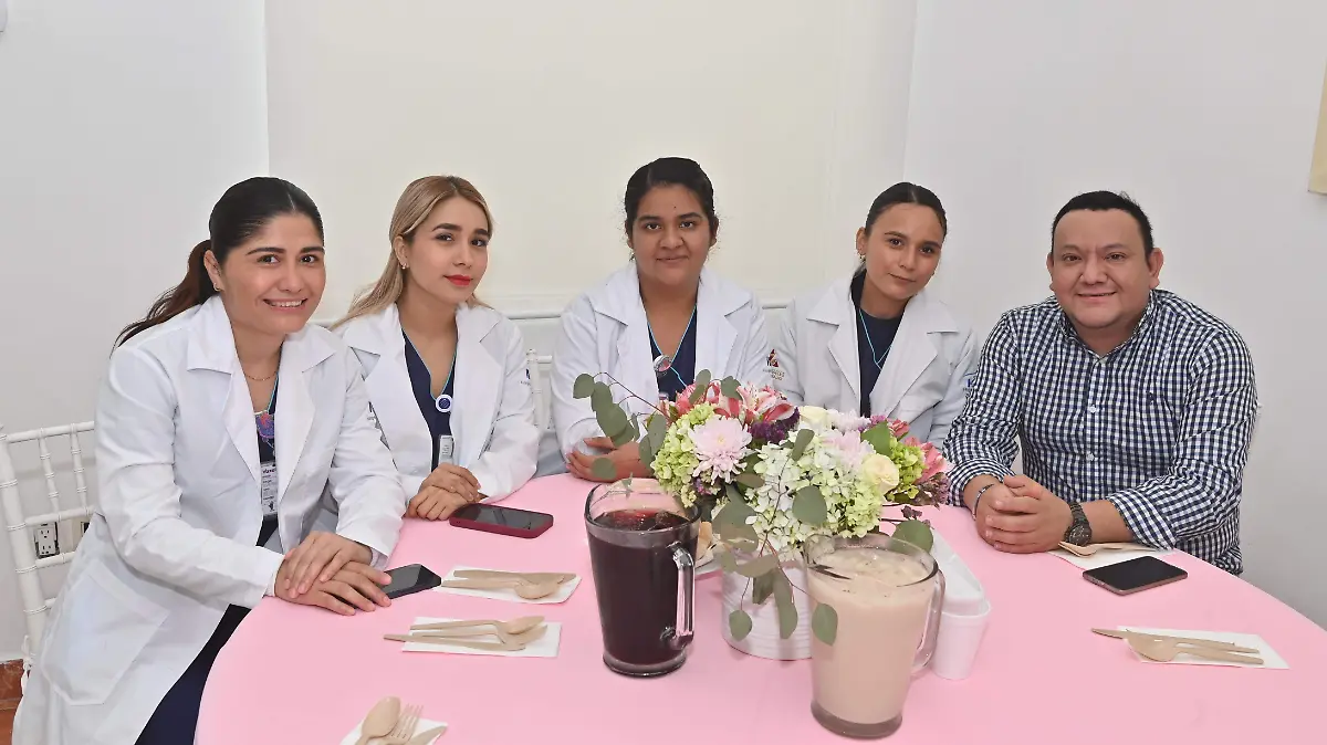 Convivieron en el club Médico del Hospital Angeles Tampico por el 10 de mayo