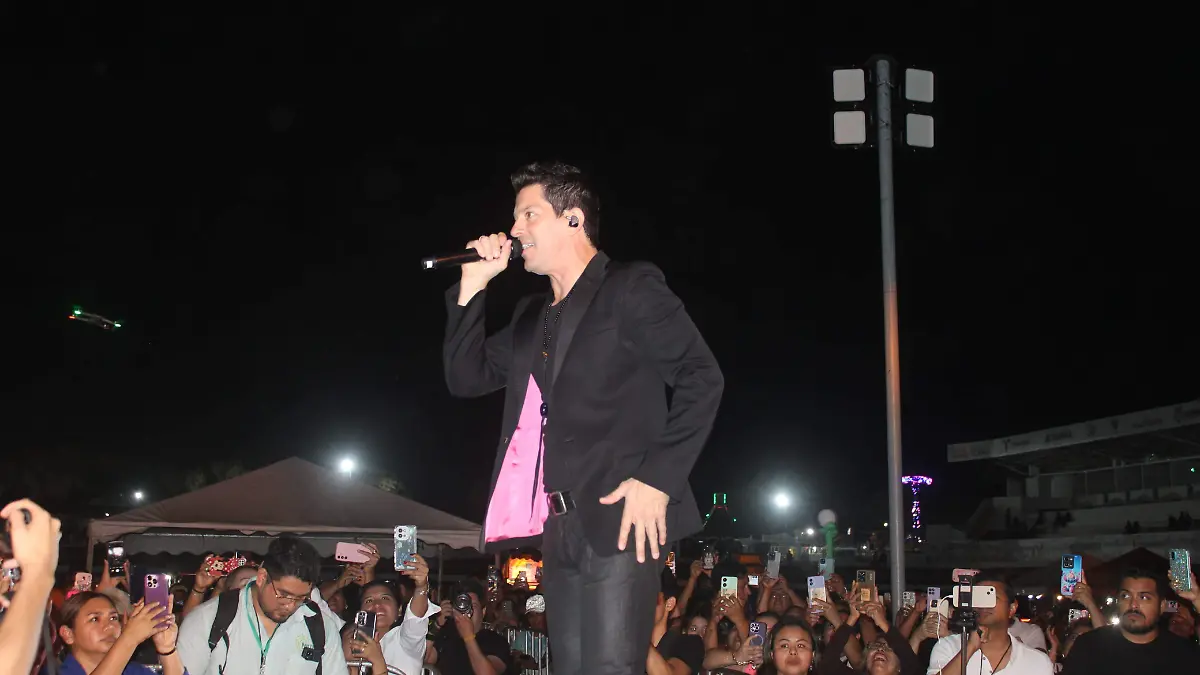 El intérprete agradeció al público por su cariño y expresó su alegría por formar parte de una fecha tan especial.