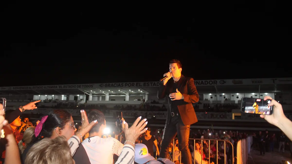 El público asistente coreó las canciones de Yahir, quien se dio a conocer en 2002