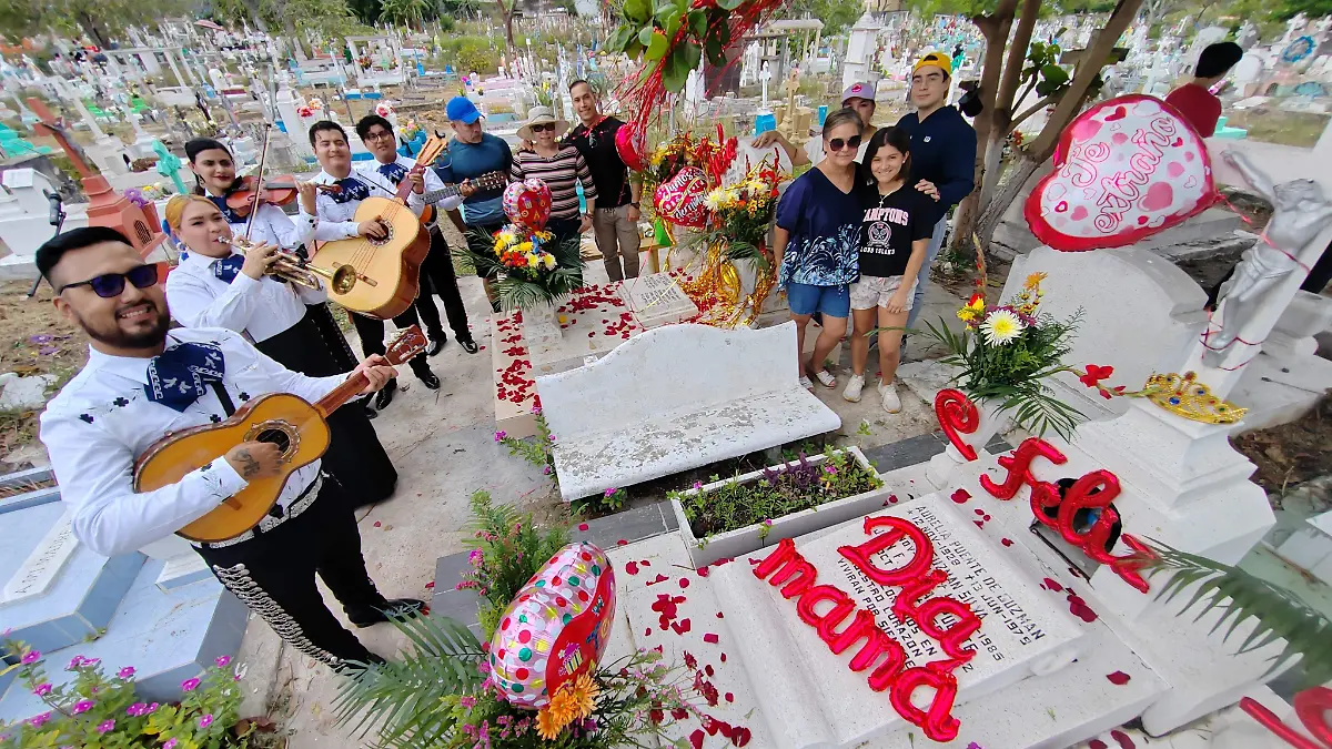Hasta en los panteones algunas personas llevaron flores y música a las mamás que se adelantaron en el camino