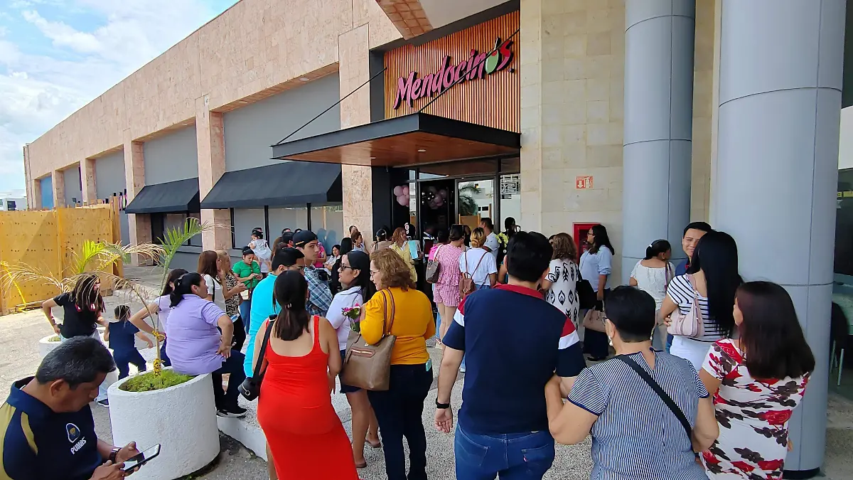 Largas filas de pudieron apreciar en los restaurantes