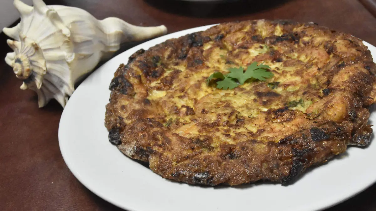 Ofrece platillos emblemáticos como la torta mixta de jaiba y camarón
