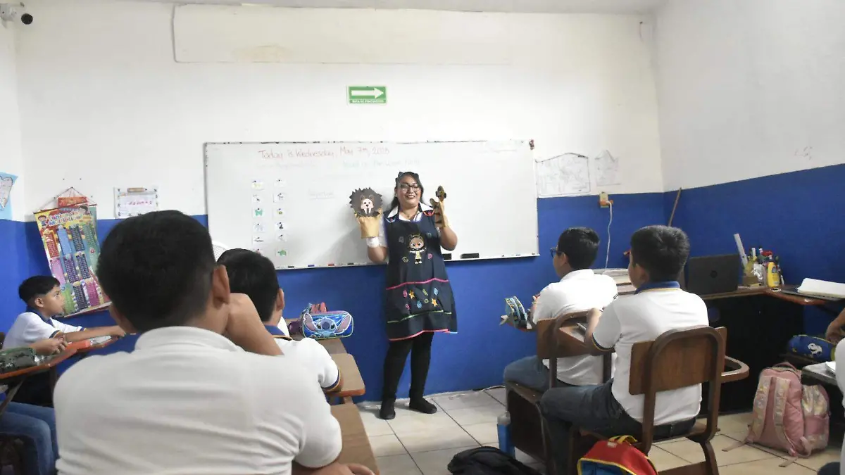 La maestra de Inglés Lizzeth Peralta ha transformado su aula en un auténtico teatro educativo