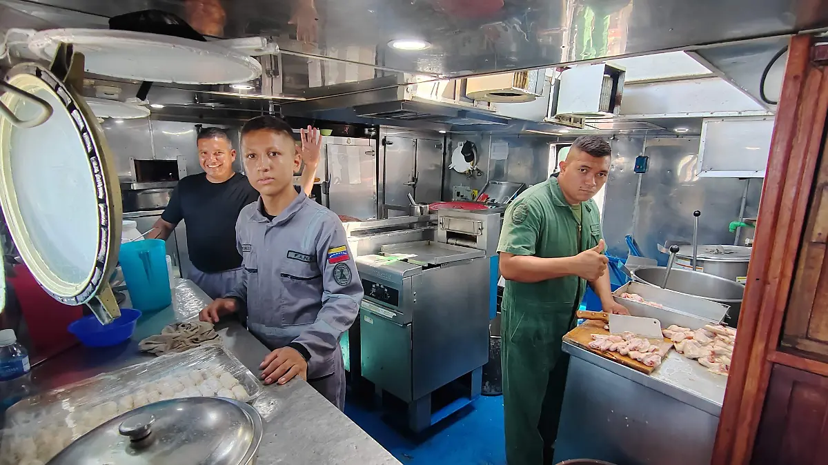 A bordo del navío viajan cadetes del tercer año de las fuerzas armadas del país sudamericano