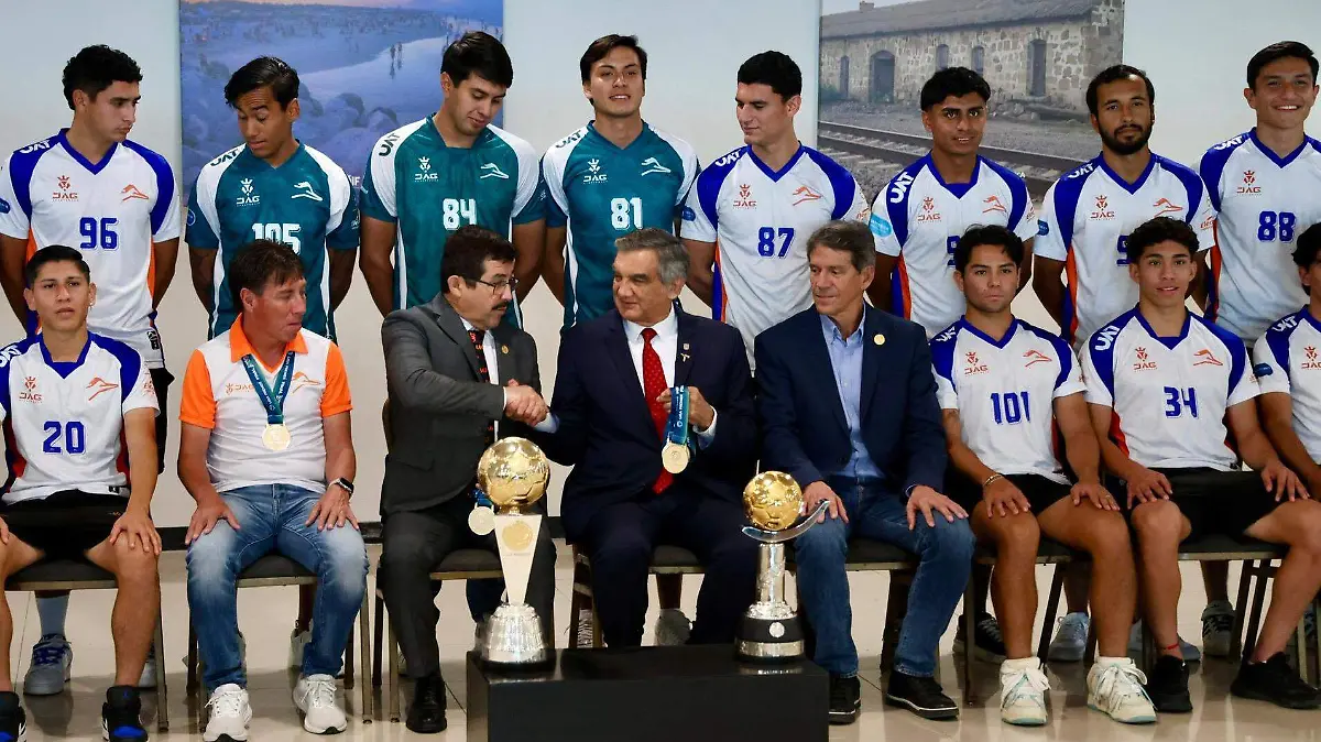 El equipo de Correcaminos UAT celebró su título de Campeón de Campeones de la temporada 2024-2025