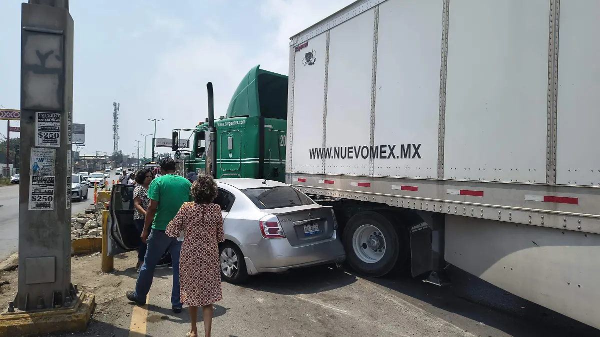 La unidad a punto estuvo de embestir a un agente de Tránsito que estaba controlando el tráfico vial