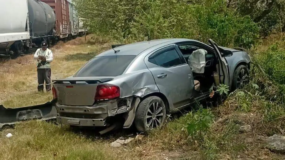 La unidad vehicular sufrió graves daños debido al accidente sucedido en las vías del tren la tarde del jueves 15 de mayo