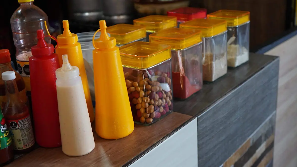 El público puede agregar a sus elotes y trolelotes diferentes toppings, como ajonjolí, cacahuates, chile seco y salsas