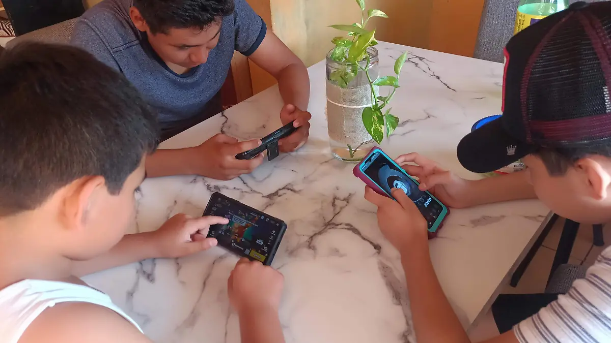 Los dispositivos móviles ocasionan que las familias enfrenten una desconexión emocional