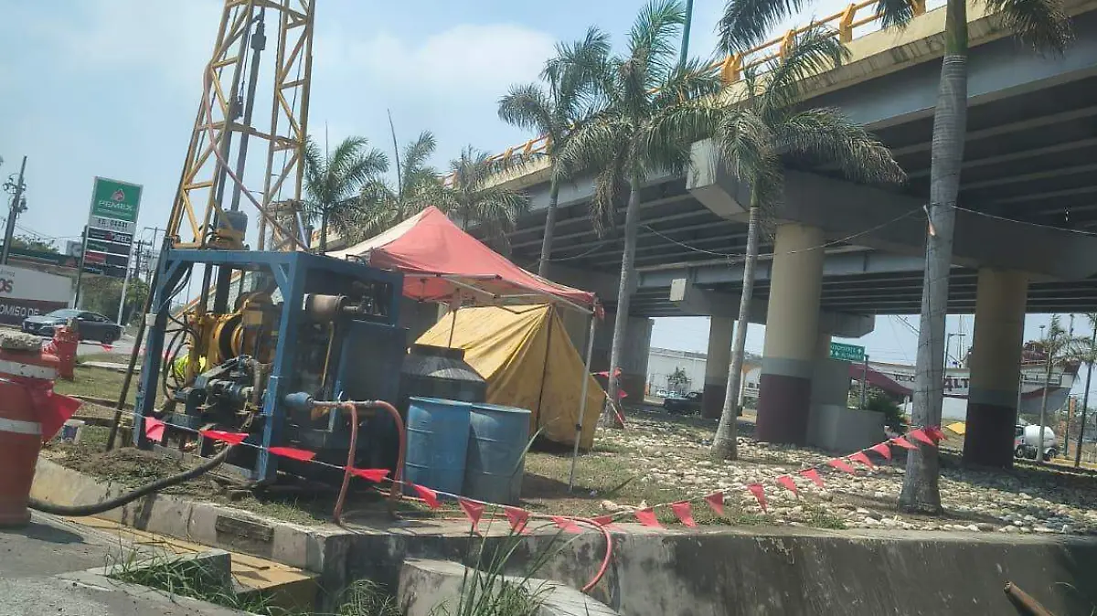 También en el paso inferior del paso a desnivel del Barquito se observa otro equipo de trabajo