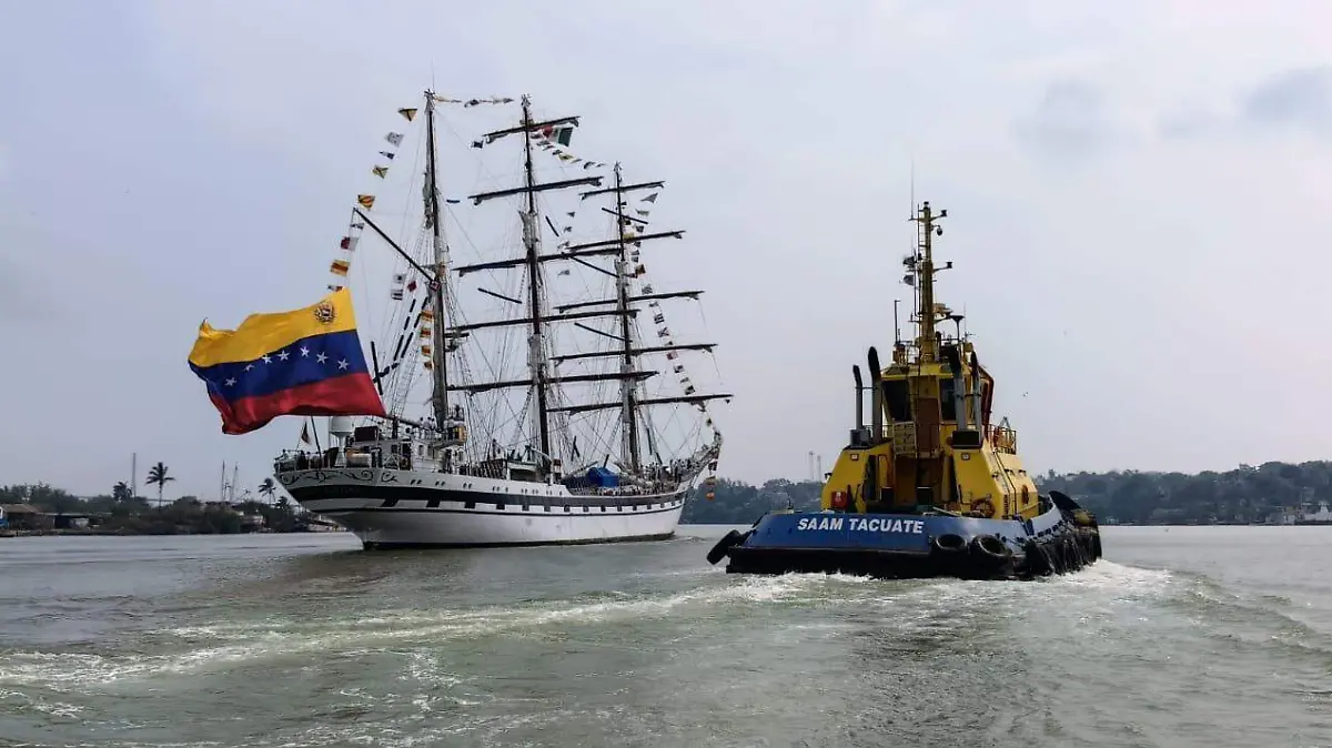 Con huapangos y hasta música de Luis Miguel, en Tampico despiden al buque escuela