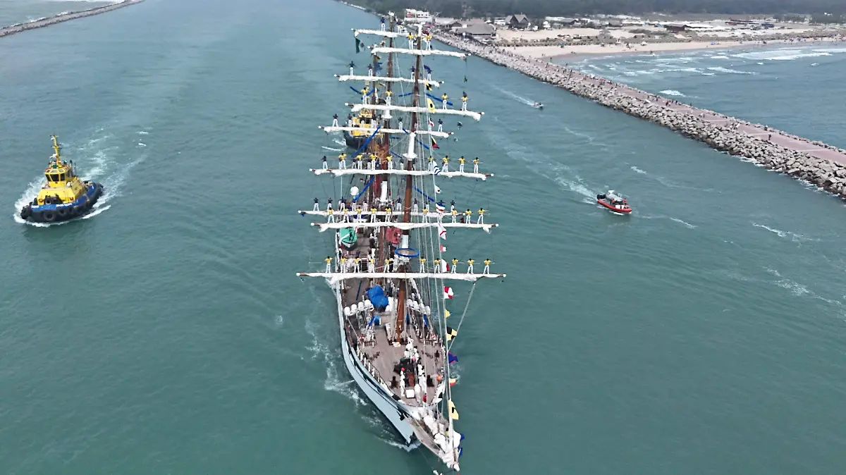 Tras cruzar el puente volvieron a subir a las velas para pasar frente a la escollera