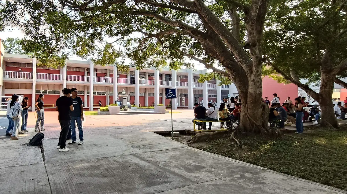 Los jóvenes llegaron temprano a la Facultad de Medicina de Tampico