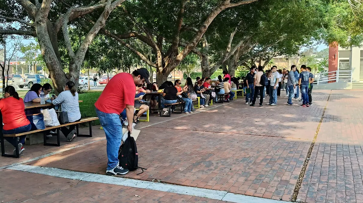 Las familias acompañaron a sus hijos a presentar el examen Ceneval en la Facultad de Medicina de Tampico