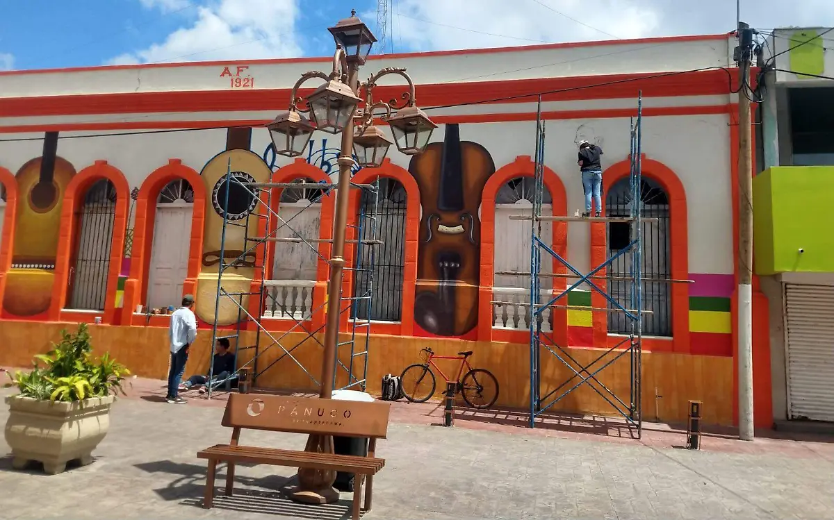 Muralistas y Pintores Realizan Trabajos en Fachadas de Edificios Históricos 