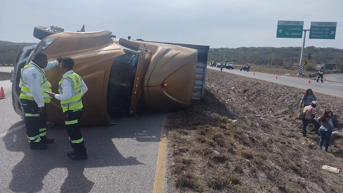 Tráiler cargado de fertilizante volcó en Altamira
