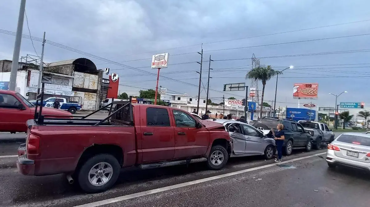 Accidente movilizó a cuerpos de auxilio y policiacos 