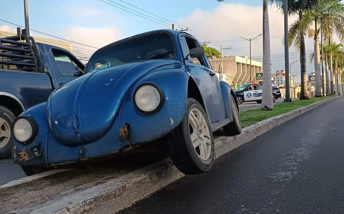 Vocho queda en camellón de la avenida Hidalgo 