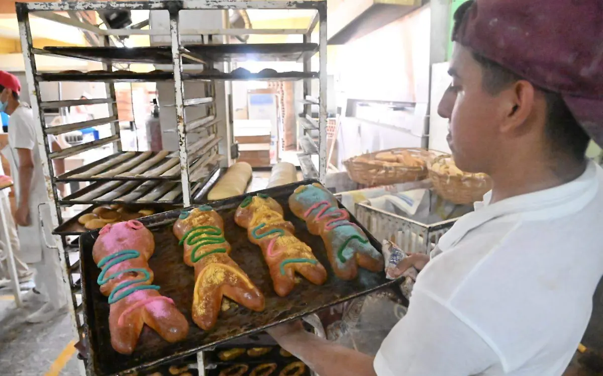 “Muñecos” de pan de muerto; un manjar que no puede faltar en el altar 