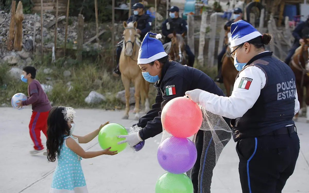 TAM-228-2020.-Llevan Policías Estatales sonrisas, juguetes y dulces a pequeños tamaulipecos (4)