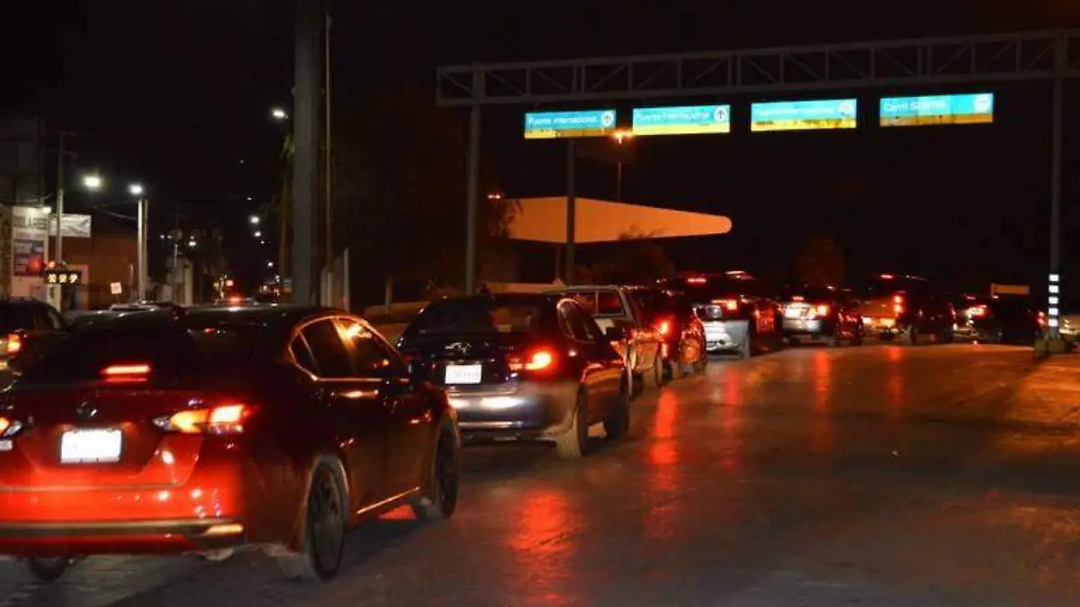 Hacen fila para cruzar al Valle de Texas _ Crédito_ Jaime Jiménez