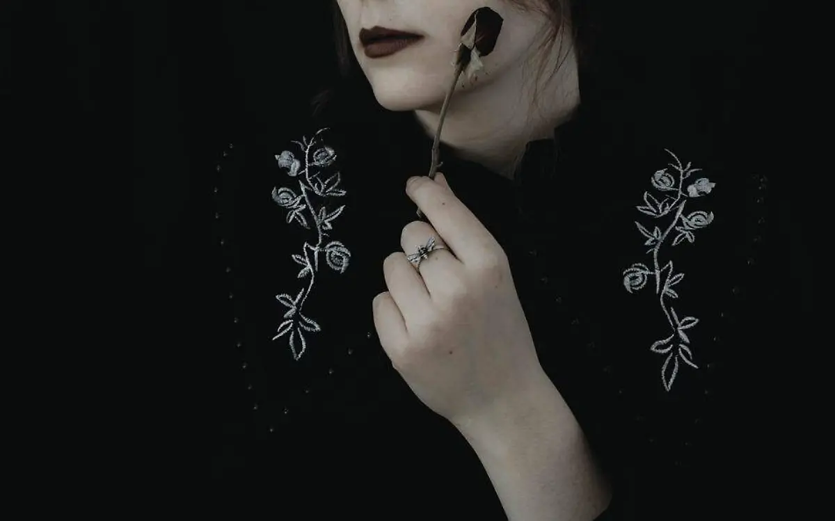 woman-6167598_960_720