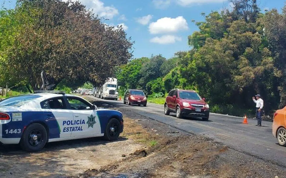 Abren circulación en carretera tras incendio de autobús