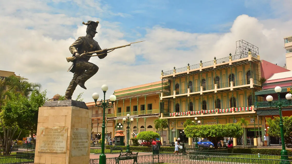 En la plaza de la libertad existe hoy un monumento que recuerda la Vitoria de Tampico de 1829. Paulo Monsiváis A.