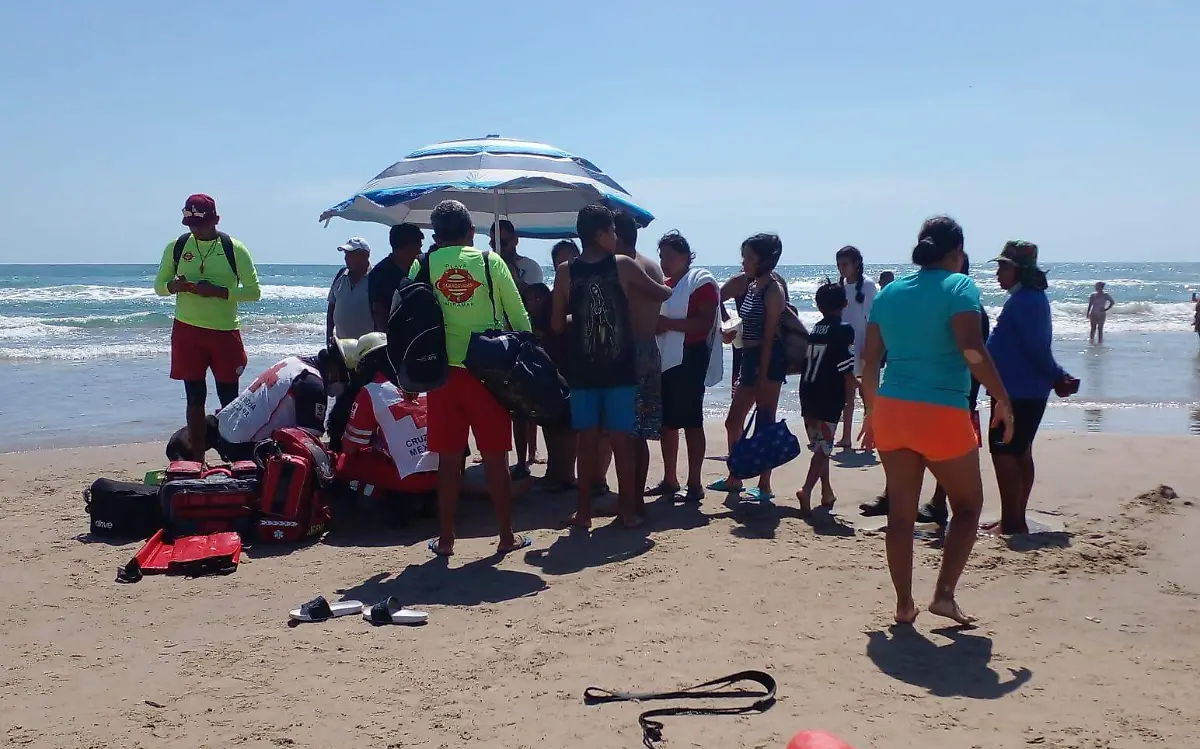 Potosinos a punto de ahogarse en playa Miramar